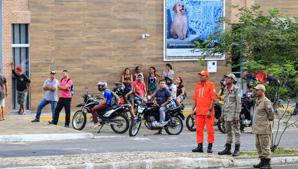 População olhando o trabalho do corpo de bombeiros
