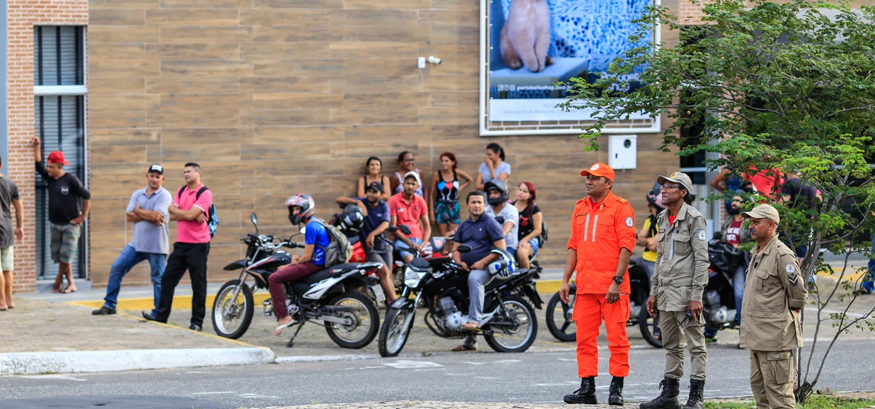 População olhando o trabalho do corpo de bombeiros