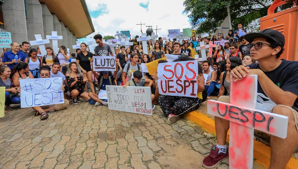 Professores e alunos em apoio a greve.