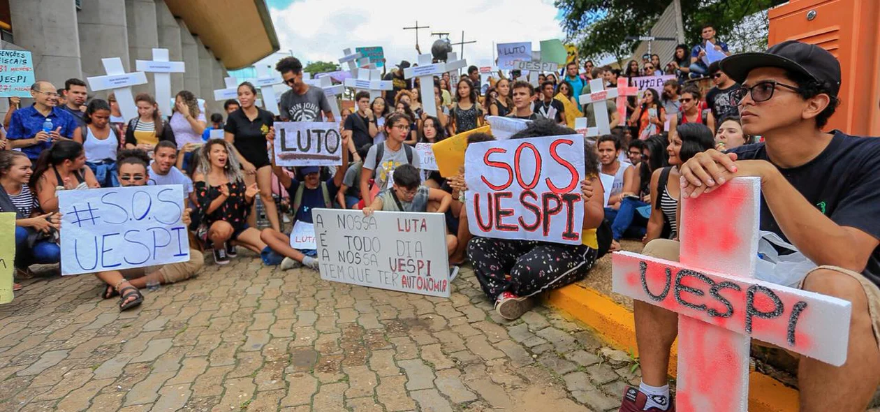 Professores e alunos em apoio a greve.