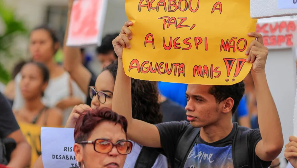 Professores e alunos em manifestação na Alepi.