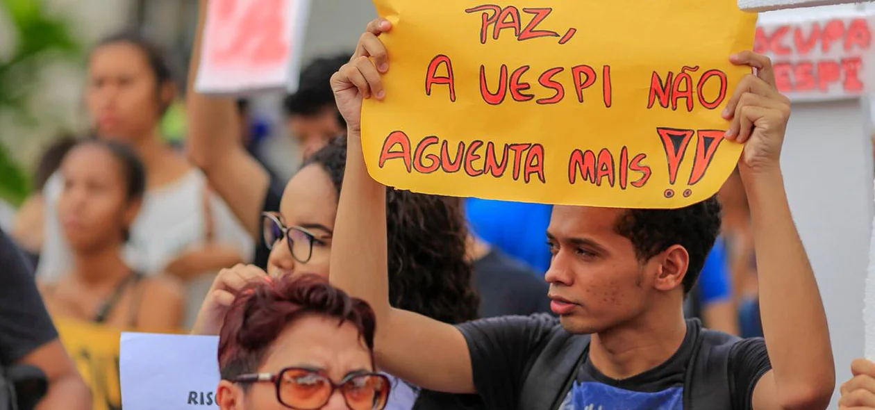 Professores e alunos em manifestação na Alepi.