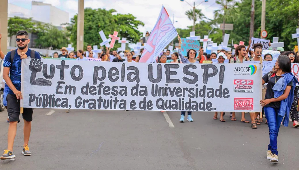 Professores e alunos em manifestação na Alepi.