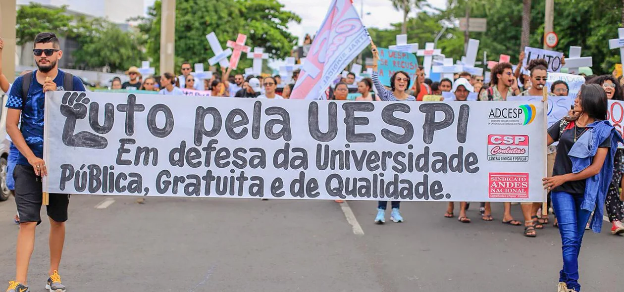 Professores e alunos em manifestação na Alepi.