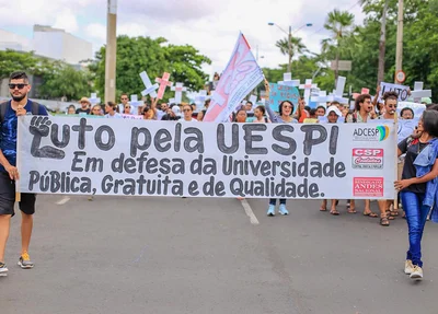 Professores e alunos em manifestação na Alepi.