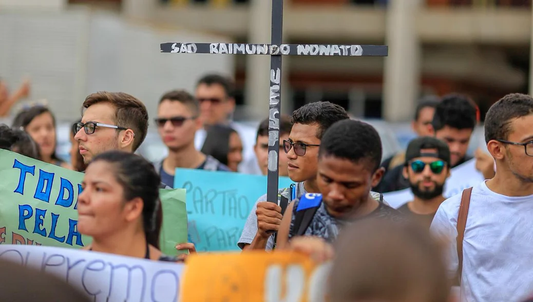 Professores e alunos em manifestação na Alepi.