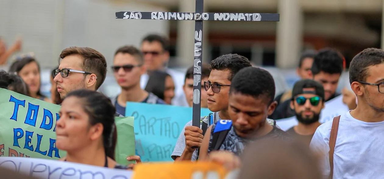 Professores e alunos em manifestação na Alepi.