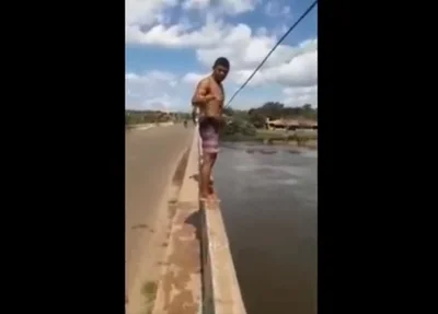 Banhistas se arriscam ao pular de ponte em Barras