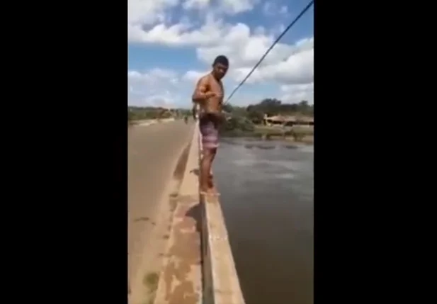 Banhistas se arriscam ao pular de ponte em Barras