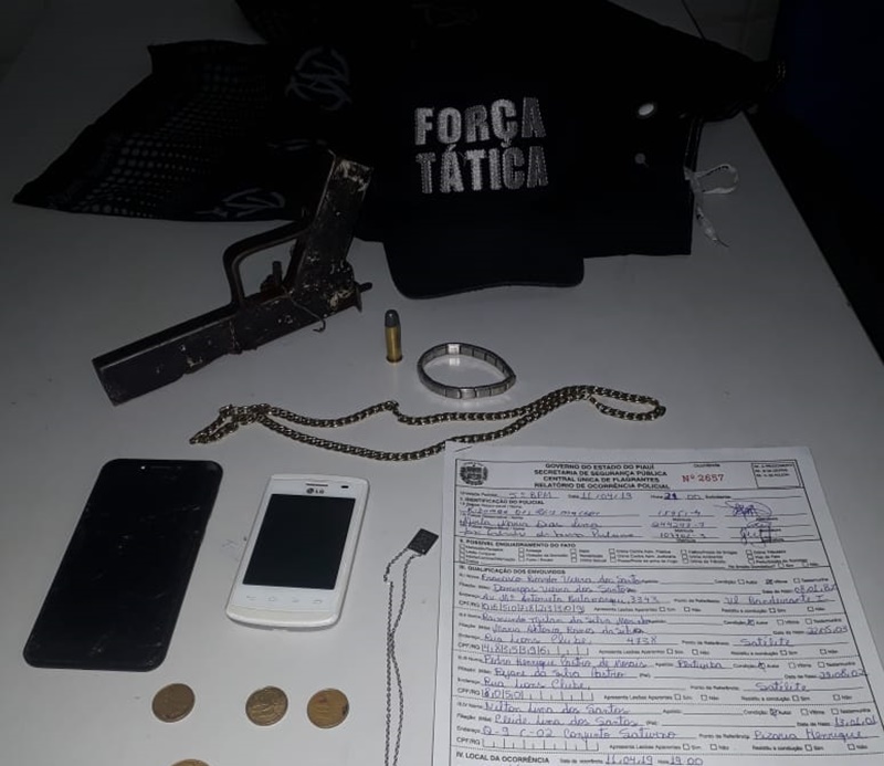Materiais apreendidos por policiais do 5º BPM