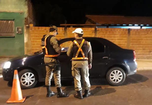 Policiais utilizam sistema PMPI Mobile no atendimento de ocorrências