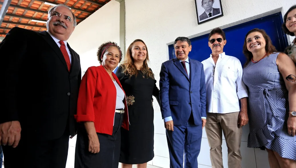 Wellington Dias ao lado de autoridades durante a inauguração de centro educacional em Teresina