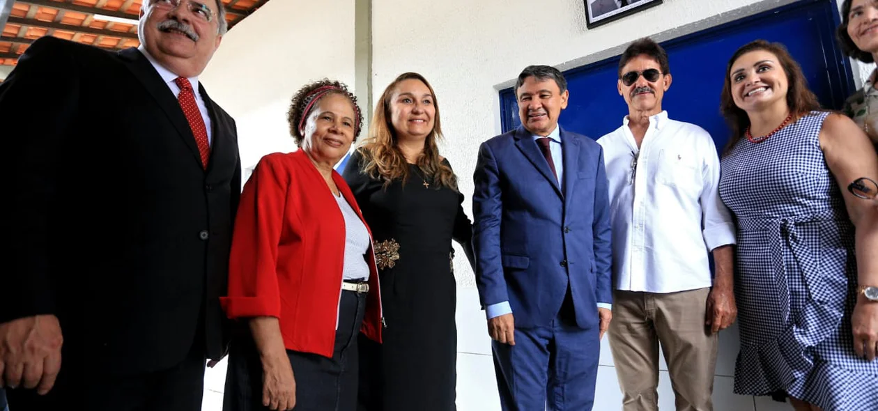 Wellington Dias ao lado de autoridades durante a inauguração de centro educacional em Teresina