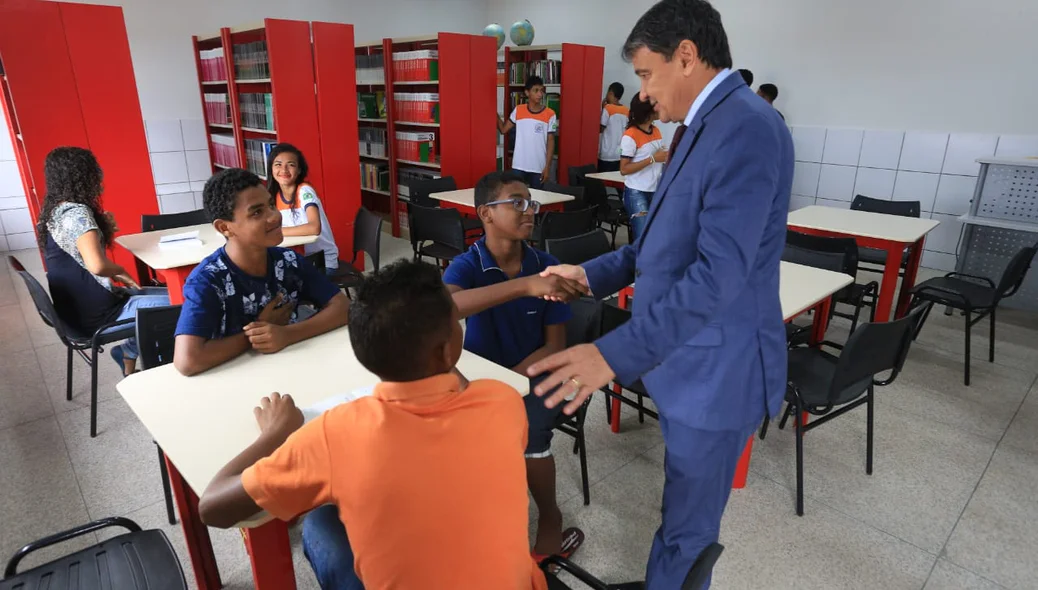 Wellington Dias cumprimenta estudantes