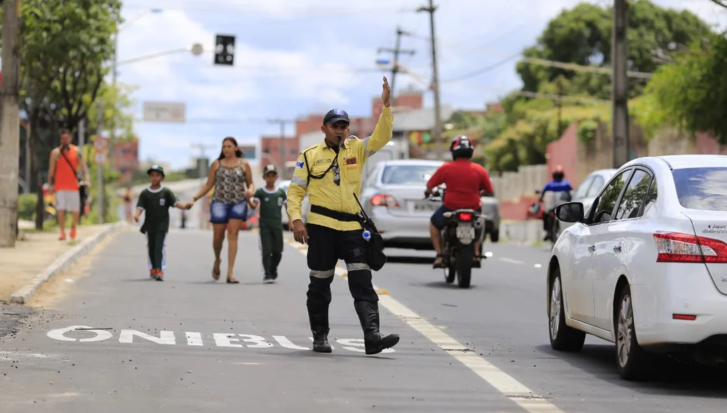 Agente da Strans orienta motoristas