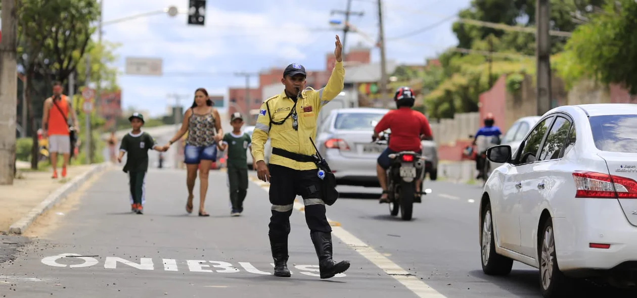 Agente da Strans orienta motoristas