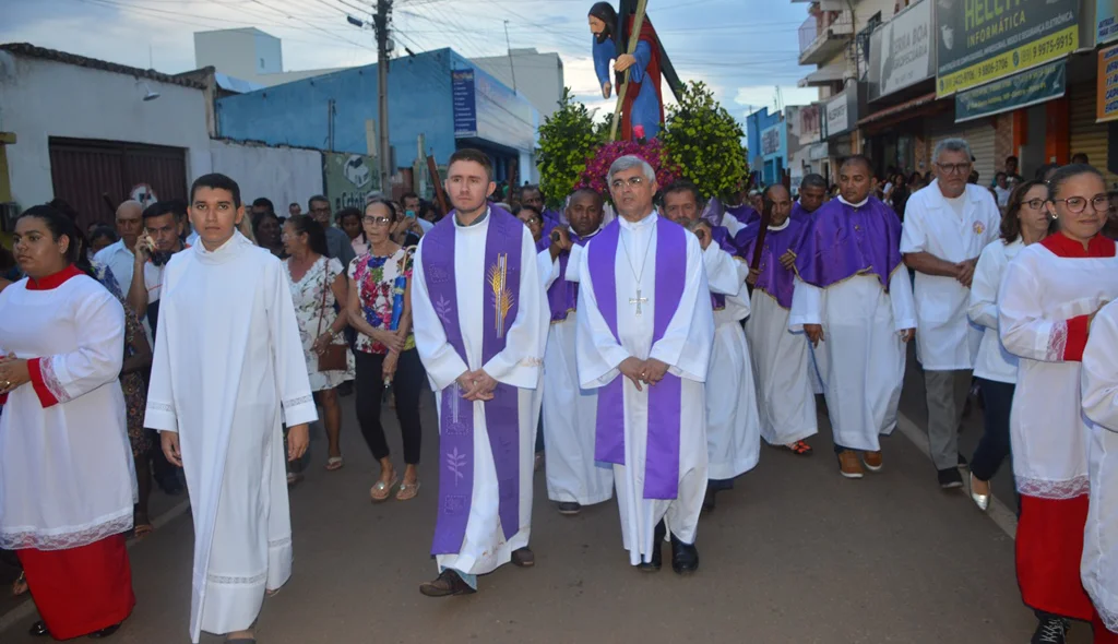 Dom Plínio segue à fente da Procissão com a Imagem do Bom Jesus