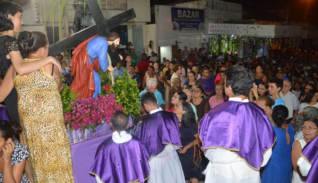 Fiéis reverenciam imagem do Bom Jesus