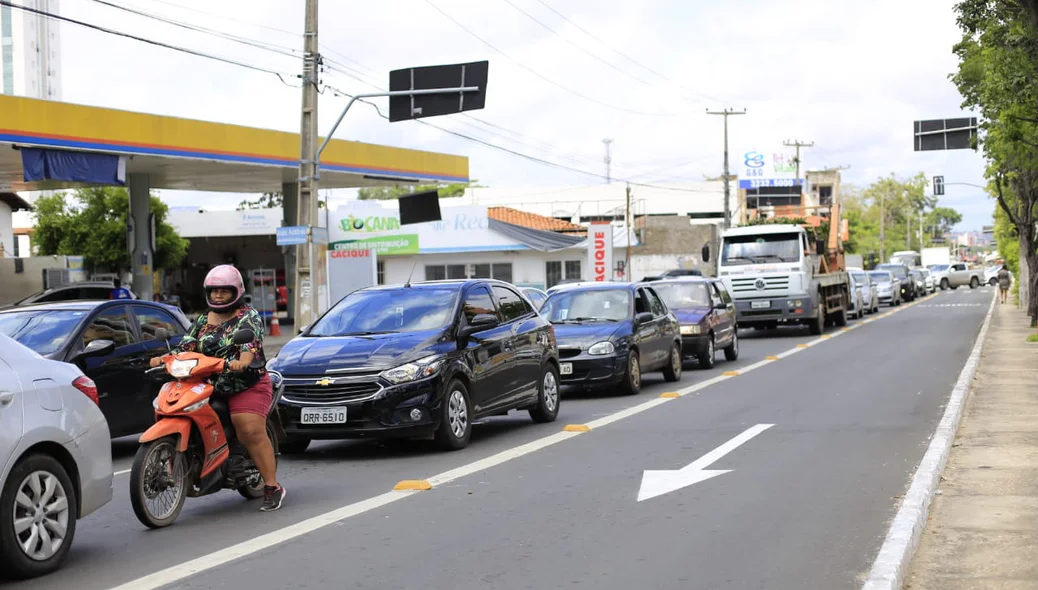 Fila de carros na Avenida Presidente Kennedy