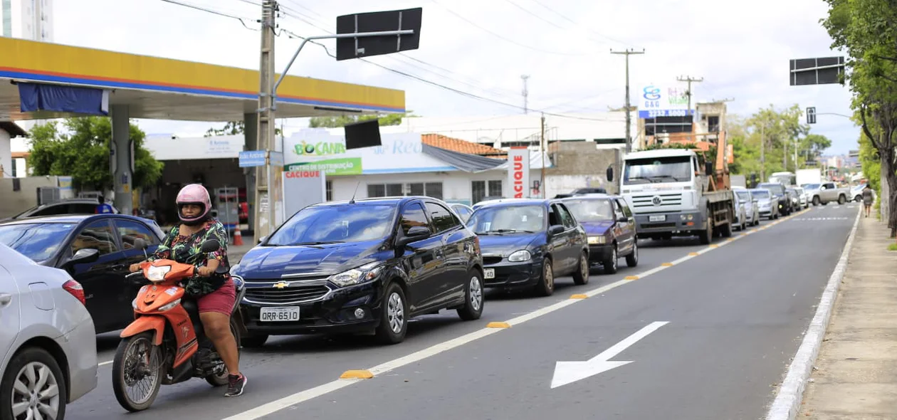 Fila de carros na Avenida Presidente Kennedy