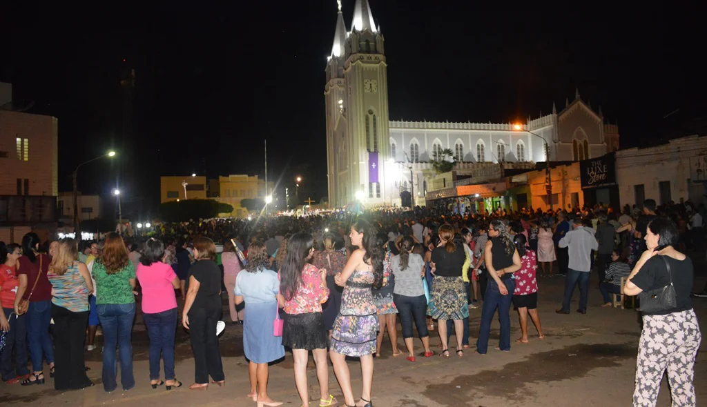 Milhares de devotos acompanham a celebração