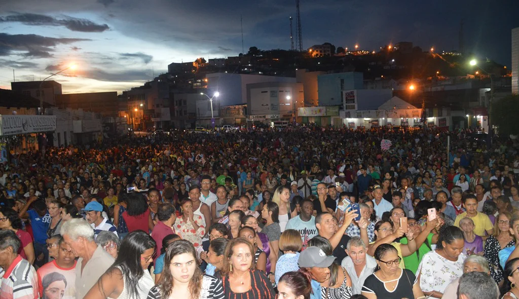 Multidão lota a praça Justino Luz