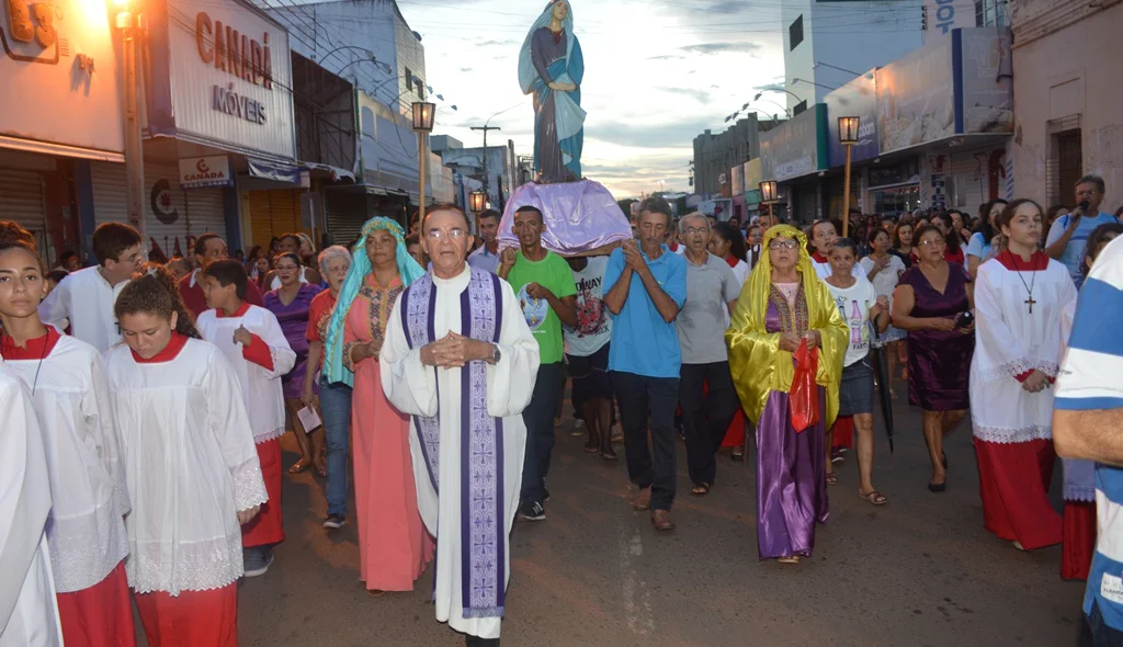 Padre Chiquinho segue à frente da Procissão com a imagem de Nossa Senhora das Dores