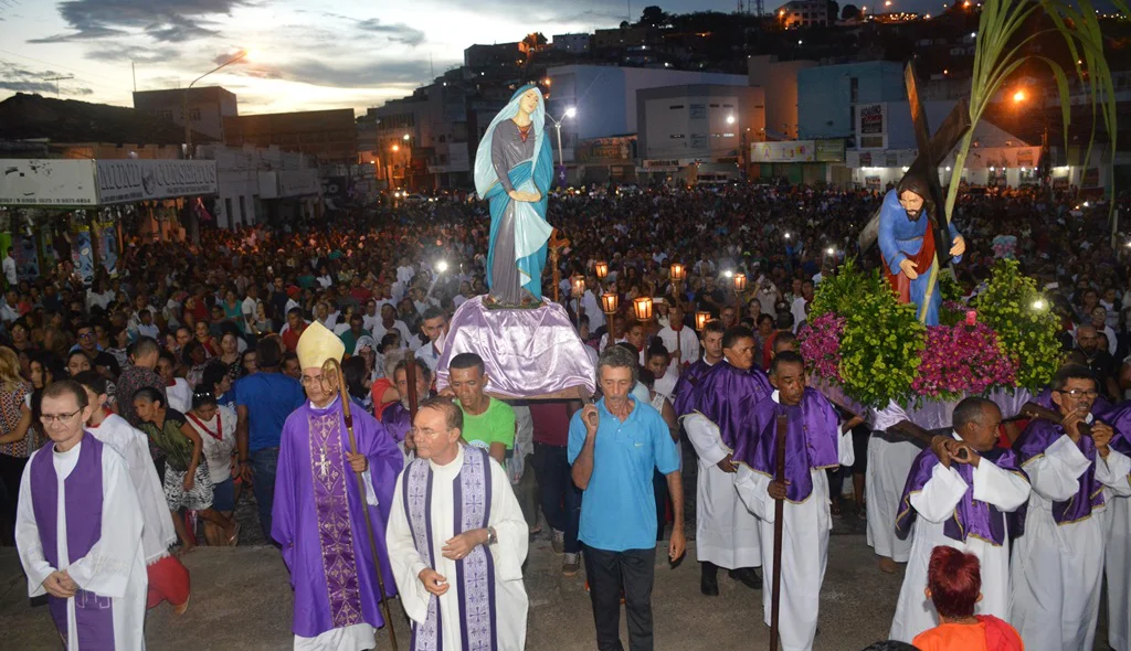 Procissão chega a Igreja Catedral