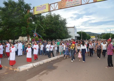Procissão com a imagem de Bom Jesus
