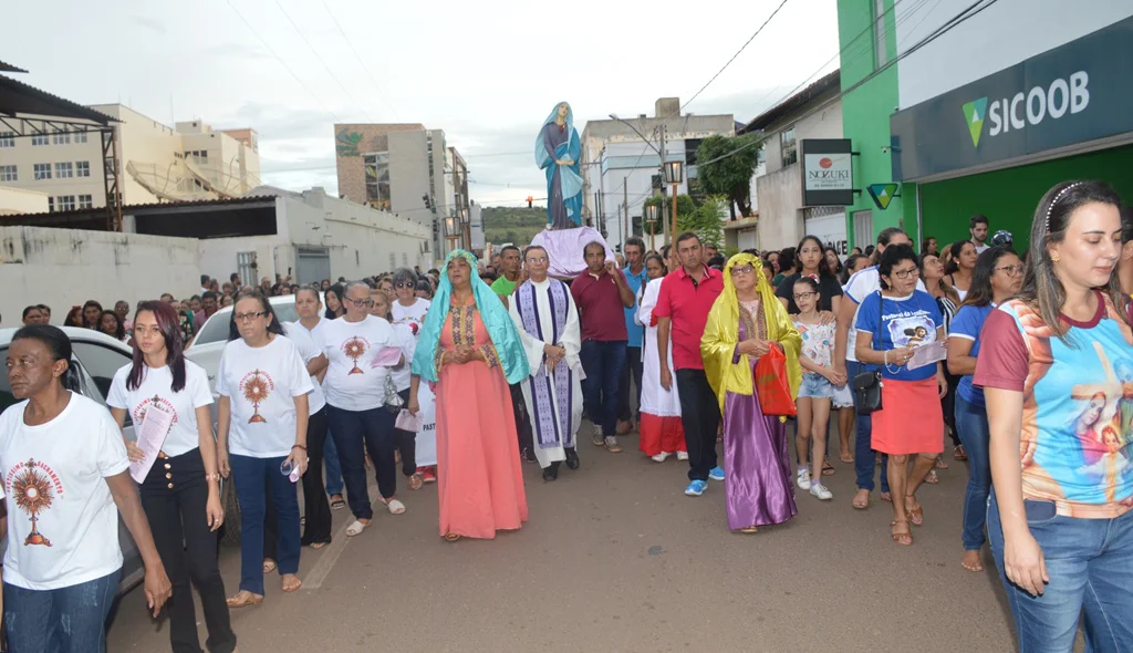 Procissão com a imagem de Nossa Senhora das Dores