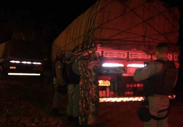 A Polícia Ambiental apreendeu três caminhões transportando madeira irregular