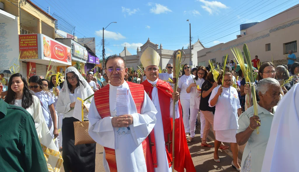 Dom Plínio e Padre Chiquinho seguem à frente da Procissão de Ramos