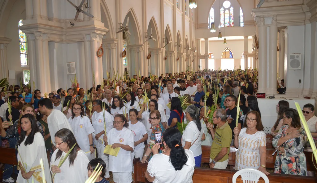 Fiéis lotam Catedral na Missa de Ramos