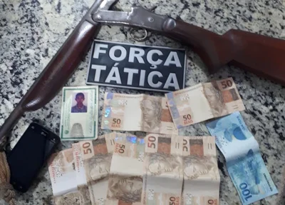 Foram apreendidos 500 reais em cédulas falsas e uma espingarda