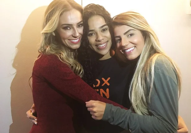 Paula, Elana e Hariany se encontram em hotel e trocam abraço de amizade.