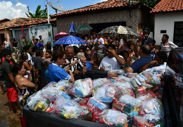 Entrega de cestas básicas às vitimas das enchentes no Piaui