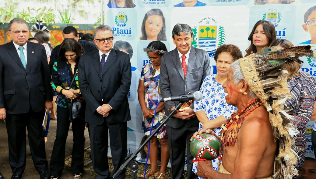 Autoridades em solenidade do Dia do Índio