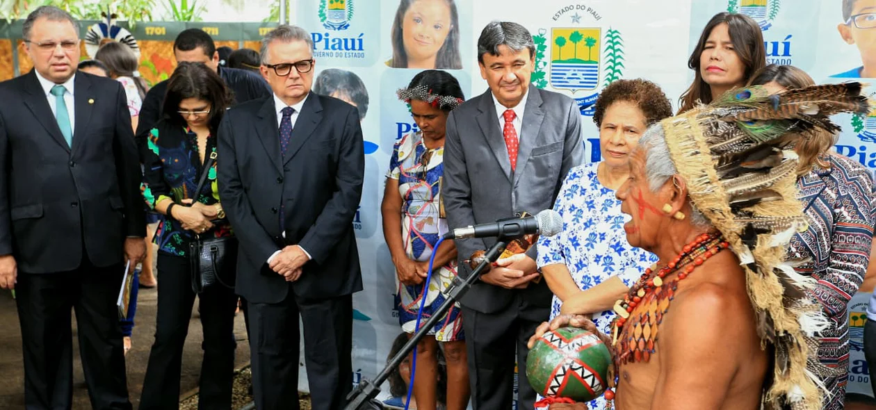 Autoridades em solenidade do Dia do Índio