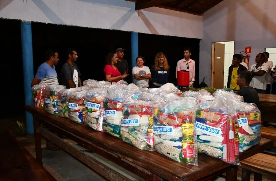 Centenas de cestas básicas 
