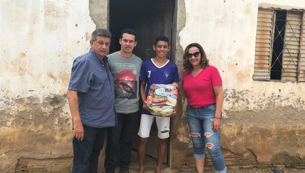 Entrega de centenas de cestas básicas às famílias desabrigadas 