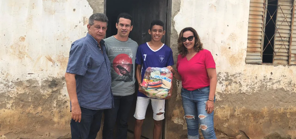 Entrega de centenas de cestas básicas às famílias desabrigadas 