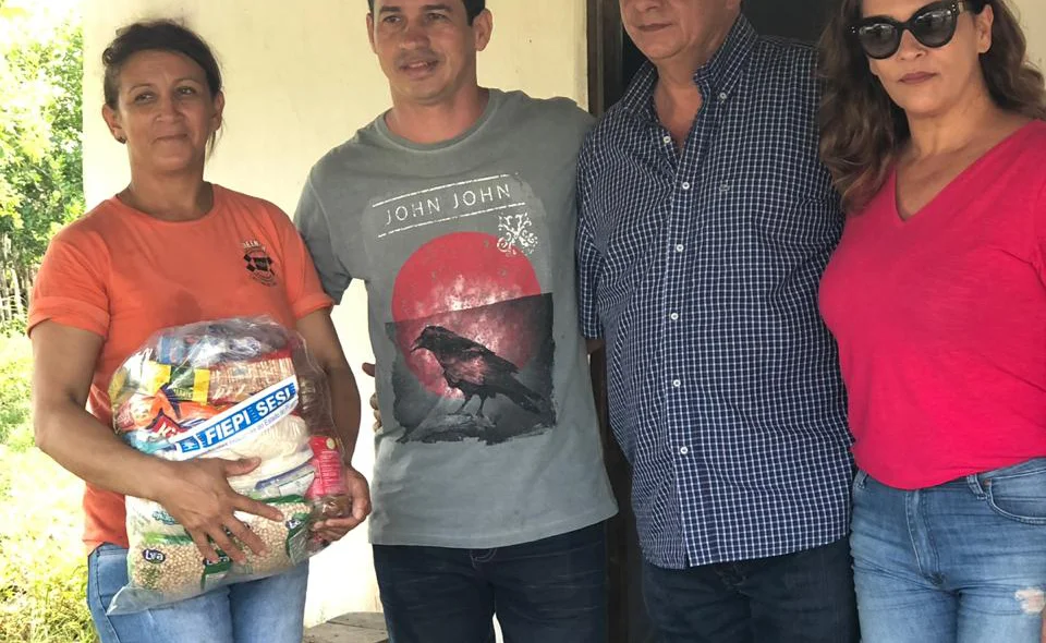 Entrega de cestas básicas para família 