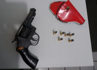 Foi apreendido pela PM um revólver calibre 32 e seis munições