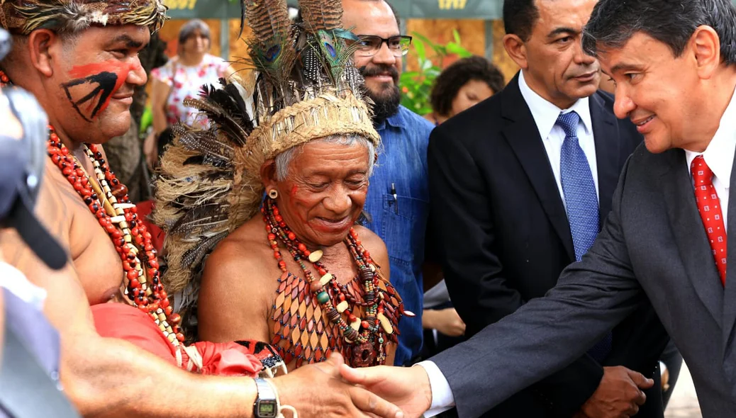 Governador Wellington Dias cumprimenta homenageados em solenidade