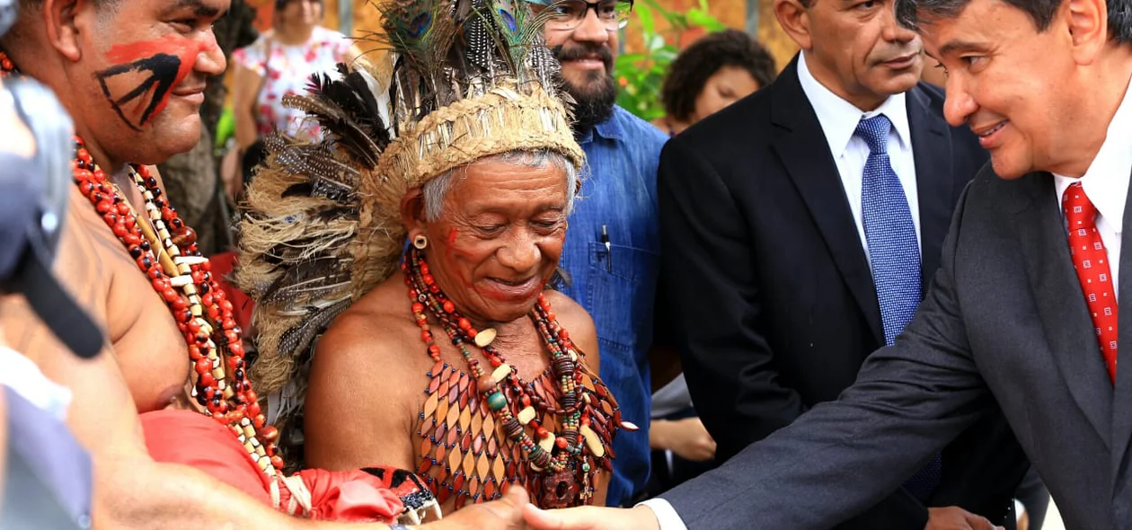 Governador Wellington Dias cumprimenta homenageados em solenidade
