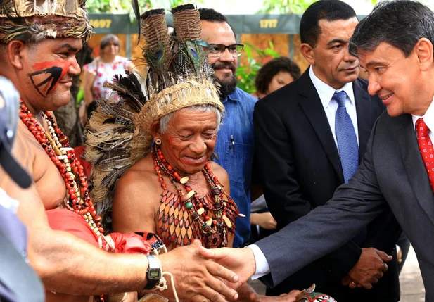 Governador Wellington Dias cumprimenta homenageados em solenidade
