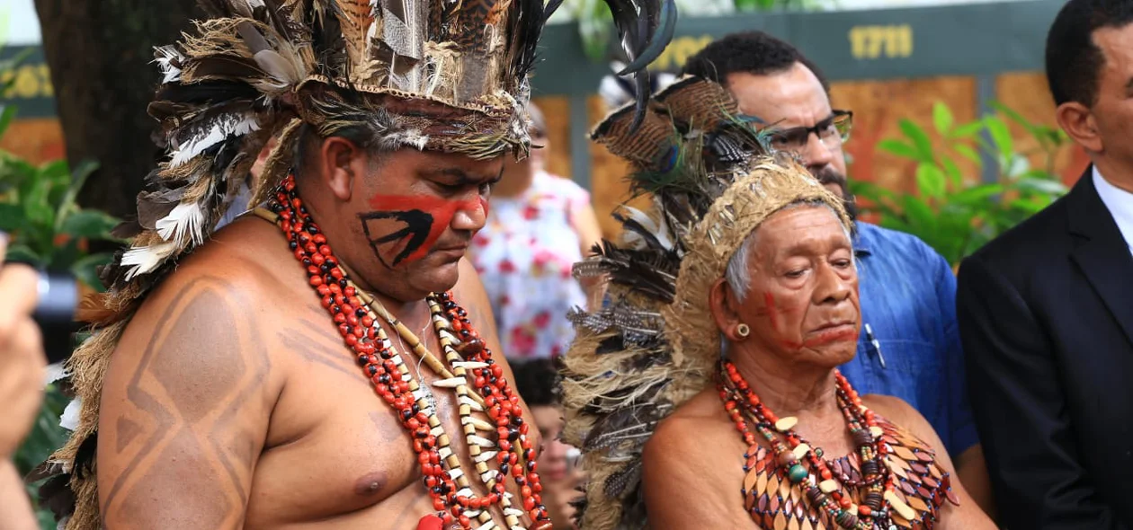 Índios durante solenidade no Museu do Piauí