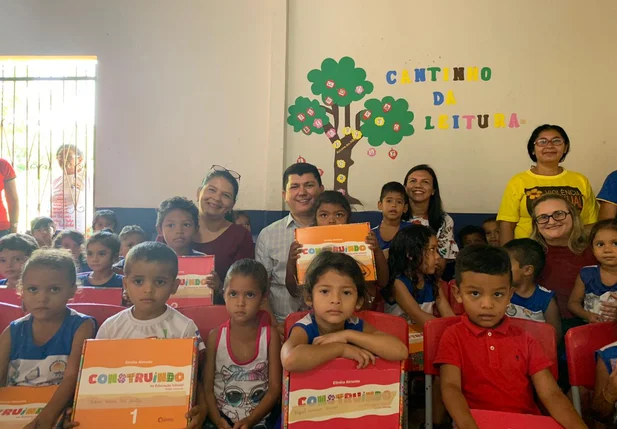 Prefeito de Cocal entrega livros didáticos em escolas