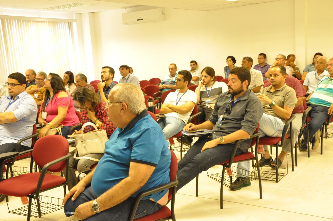 Técnicos alinham ideias para o trabalho de cadastramento de poços