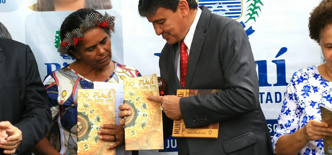 Wellington Dias cumprimenta homenageado